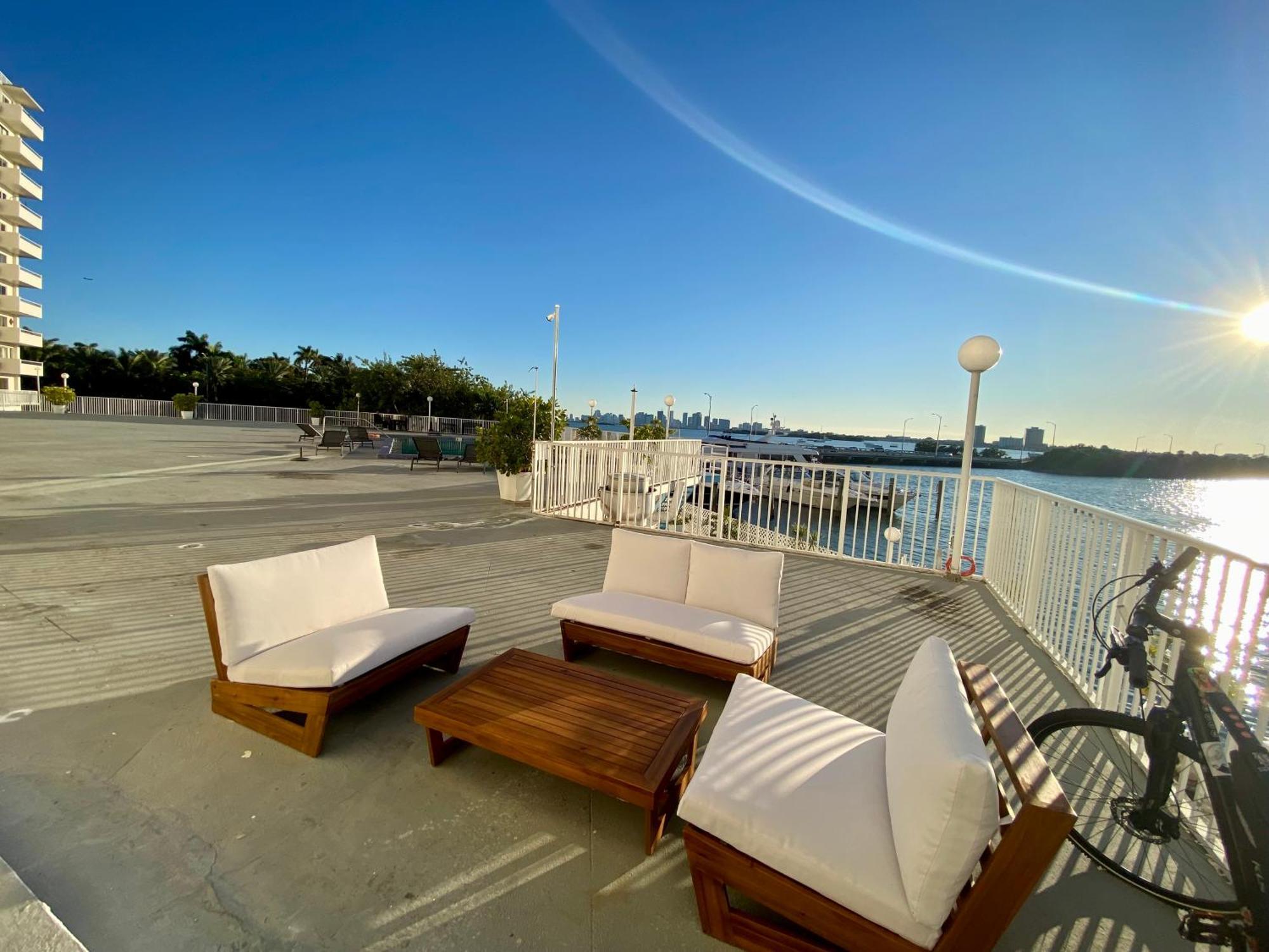 Luxurious Remodeled Direct Waterfront Apartment With Miami Skyline View And Outdoor Terrace Free Parking 5Min Drive To Miami Beach Luaran gambar