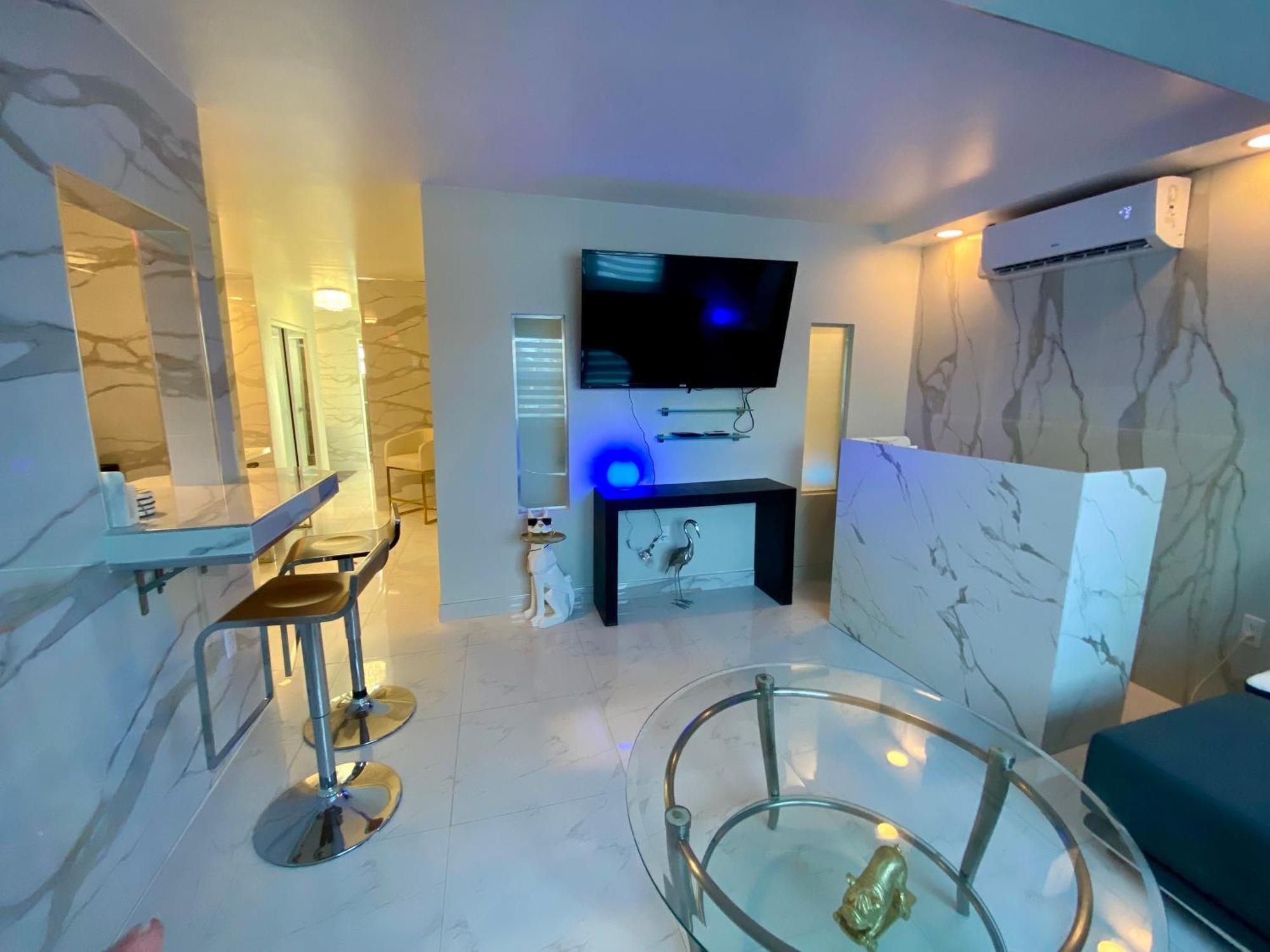 Luxurious Remodeled Direct Waterfront Apartment With Miami Skyline View And Outdoor Terrace Free Parking 5Min Drive To Miami Beach Luaran gambar