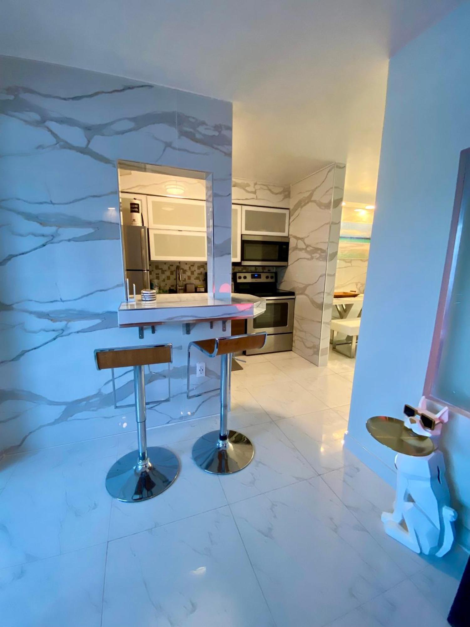 Luxurious Remodeled Direct Waterfront Apartment With Miami Skyline View And Outdoor Terrace Free Parking 5Min Drive To Miami Beach Luaran gambar