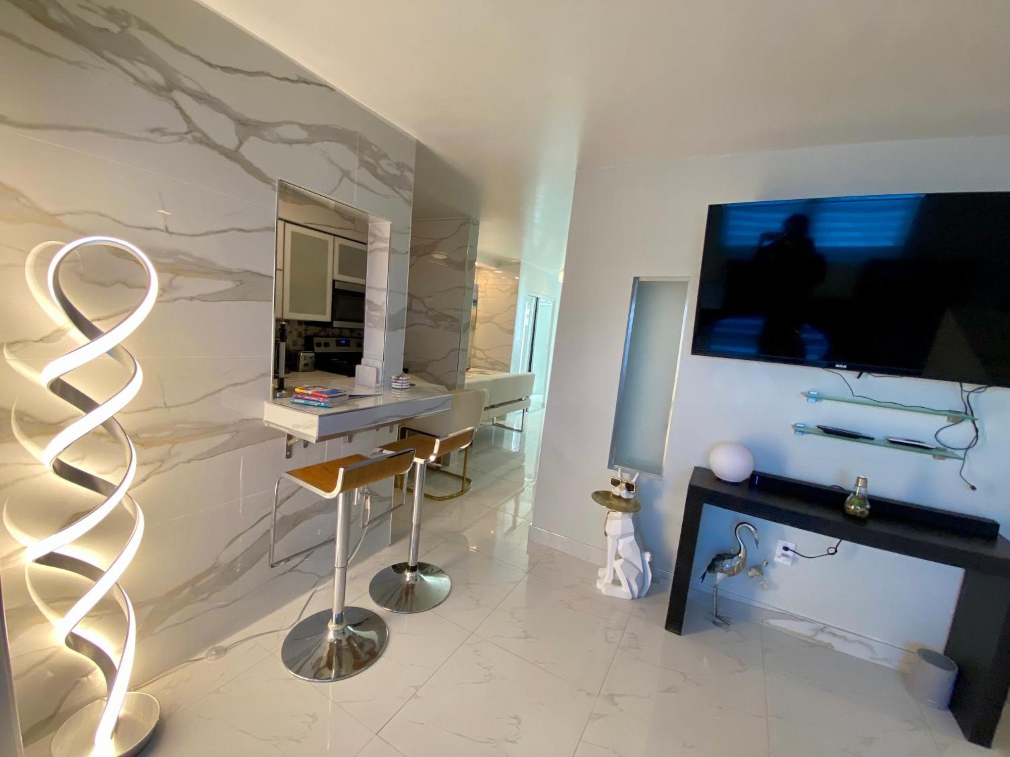 Luxurious Remodeled Direct Waterfront Apartment With Miami Skyline View And Outdoor Terrace Free Parking 5Min Drive To Miami Beach Luaran gambar