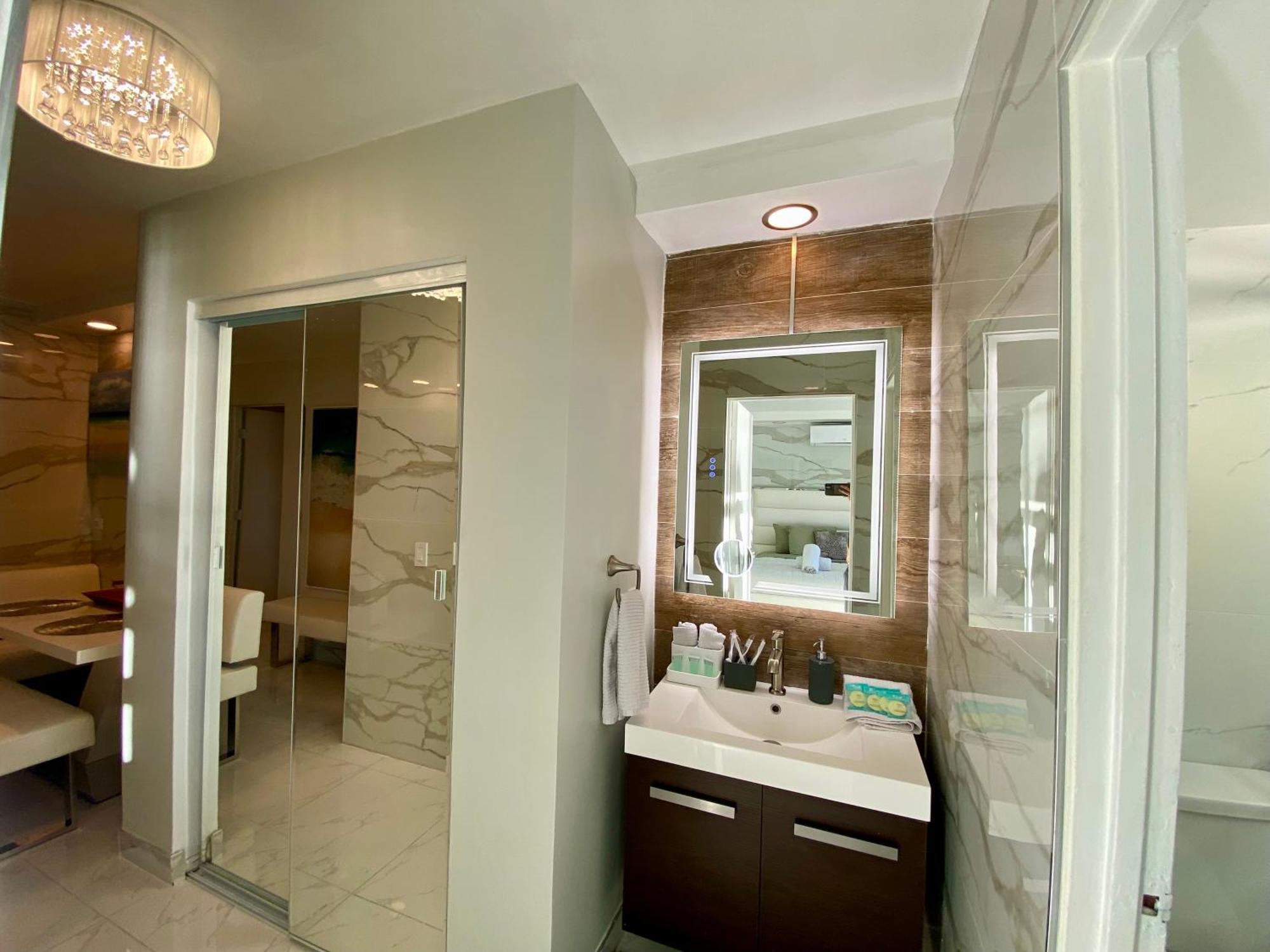Luxurious Remodeled Direct Waterfront Apartment With Miami Skyline View And Outdoor Terrace Free Parking 5Min Drive To Miami Beach Luaran gambar