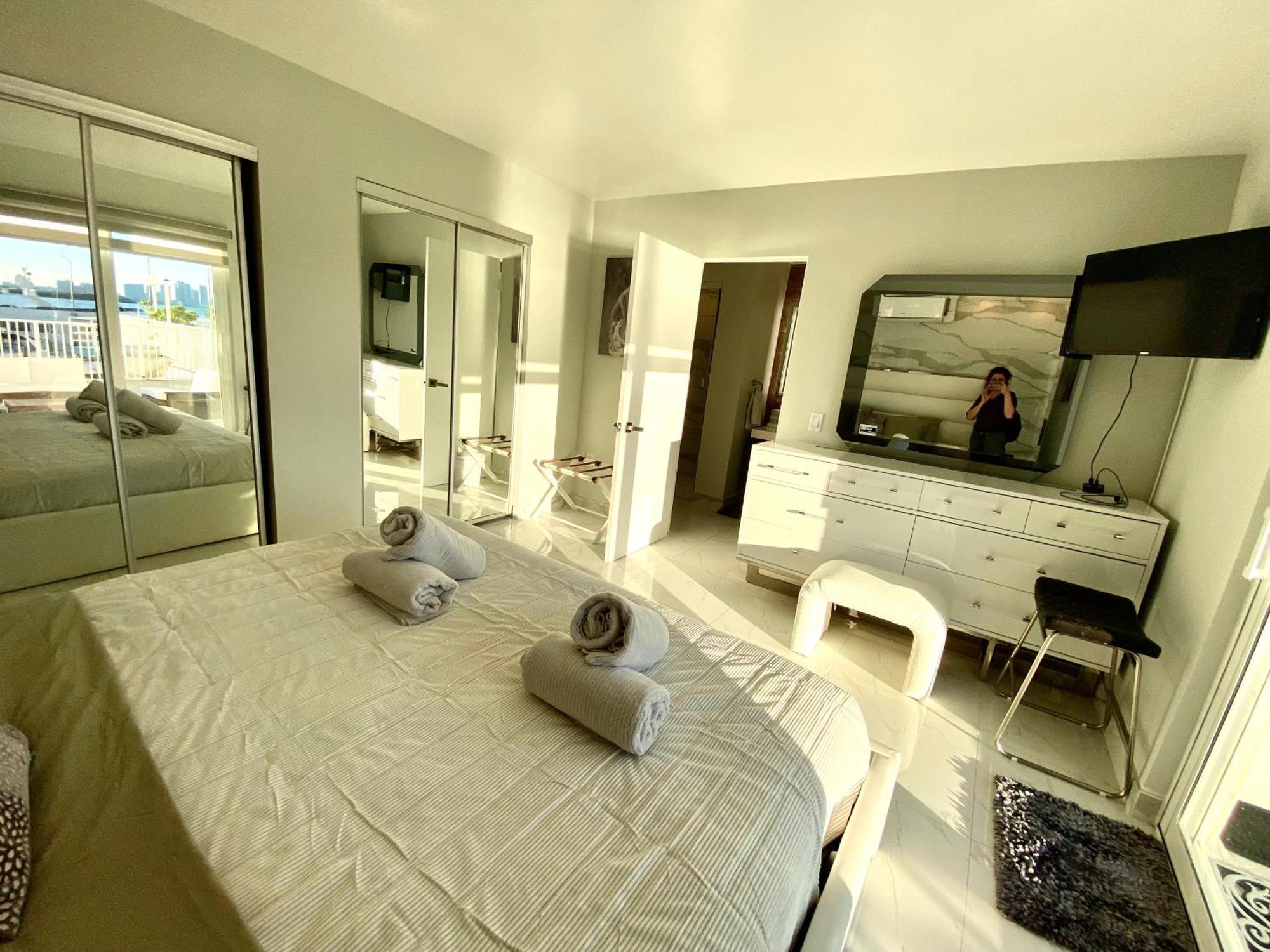 Luxurious Remodeled Direct Waterfront Apartment With Miami Skyline View And Outdoor Terrace Free Parking 5Min Drive To Miami Beach Luaran gambar