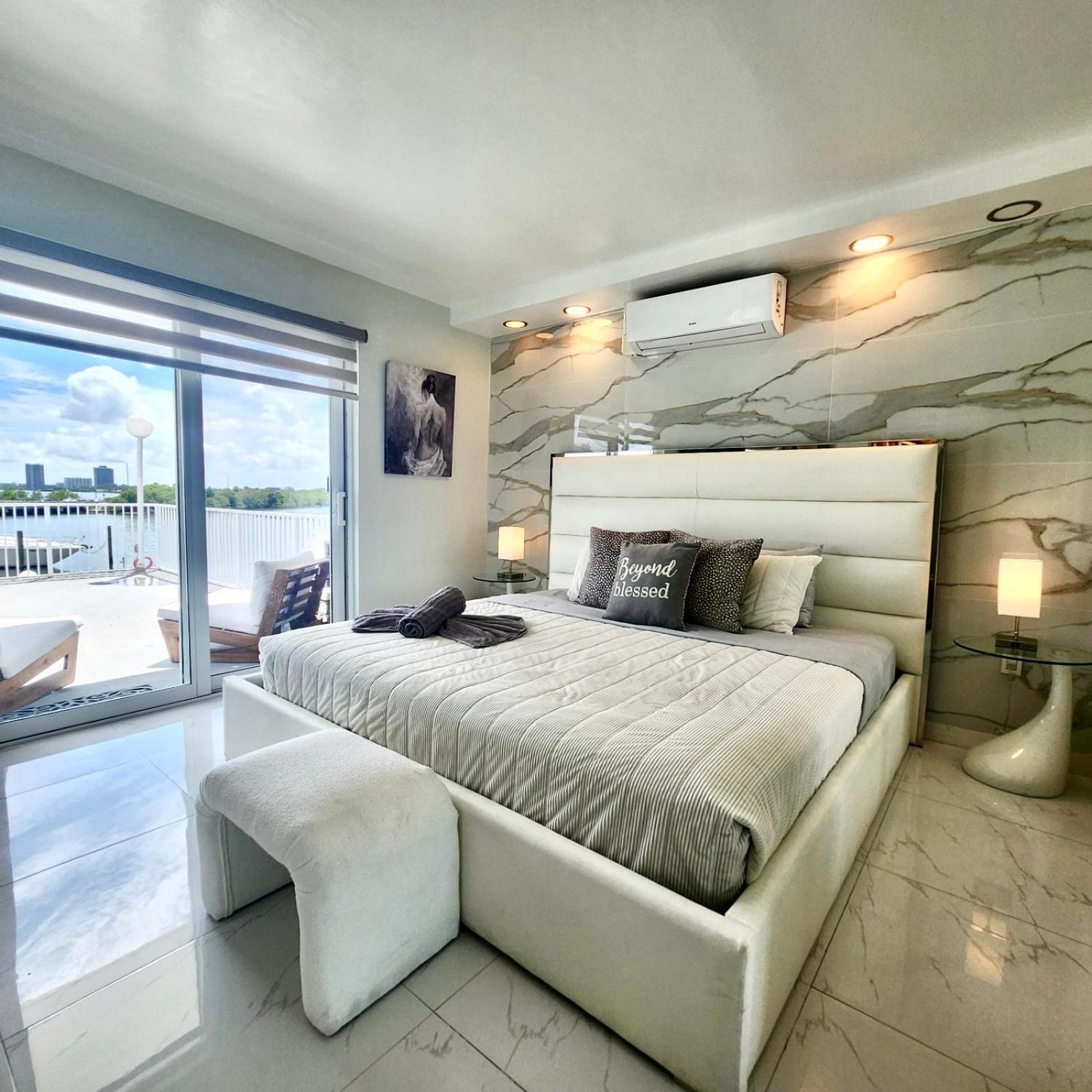 Luxurious Remodeled Direct Waterfront Apartment With Miami Skyline View And Outdoor Terrace Free Parking 5Min Drive To Miami Beach Luaran gambar
